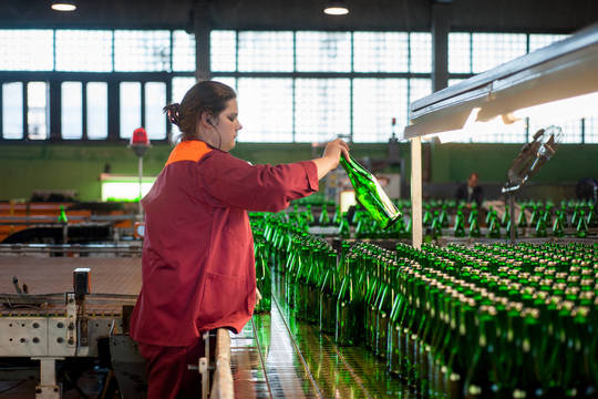 Skolų smaugiamam stiklo fabrikui Panevėžyje neranda pirkėjų