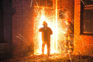 Kaune dėl melagingo pranešimo ugniagesiai išpjovė buto duris