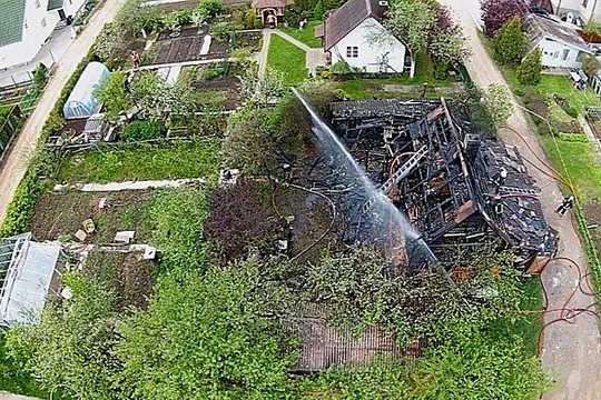 Vaizdai iš oro: liepsnos prarijo sodo namelį Vilniuje