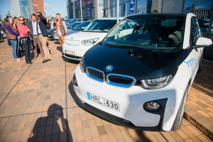 Pristatė galimybę visiems norintiems pasivažinėti elektromobiliu