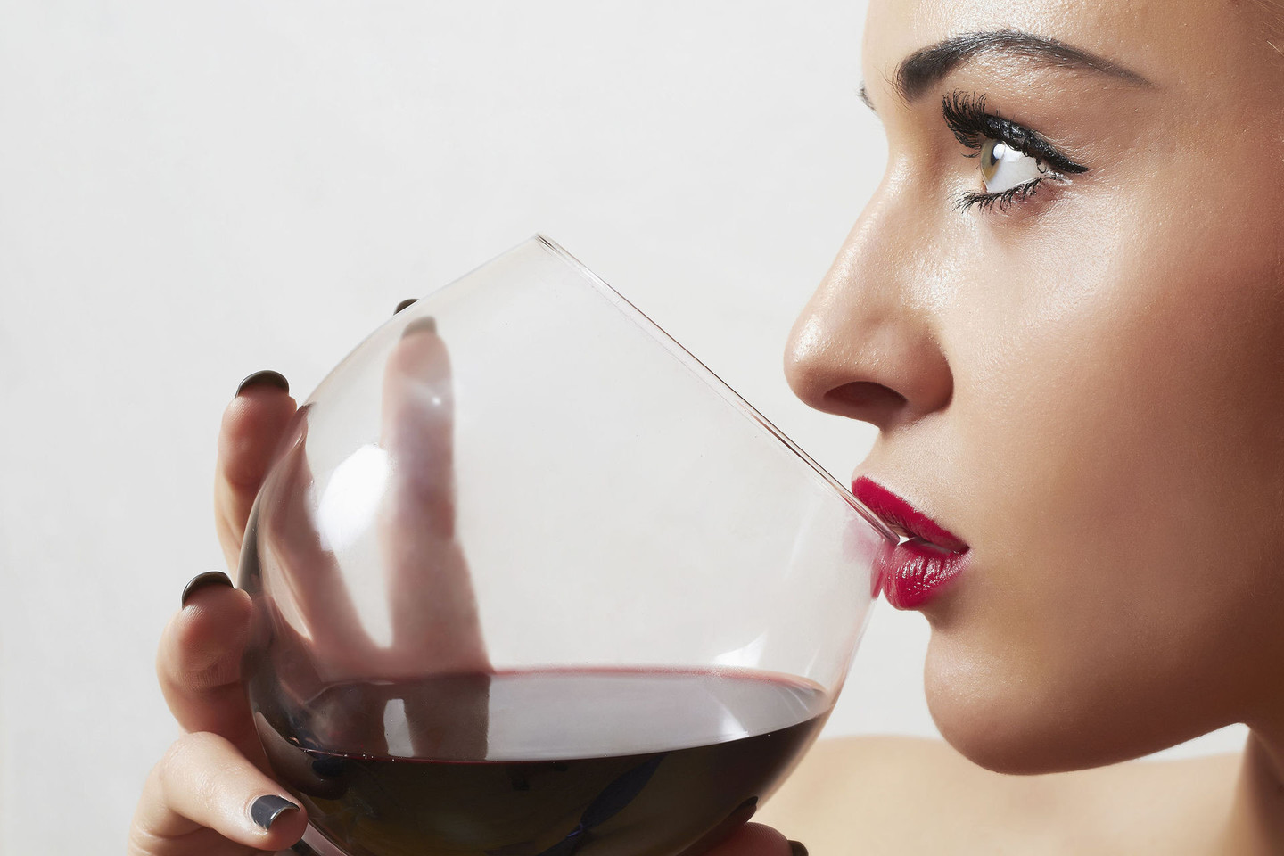 Mada gerti vyną iš didelių taurių gali atsirūgti: taip suvartojama daugiau alkoholio, gaunama daugiau kalorijų.<br>123rf nuotr.