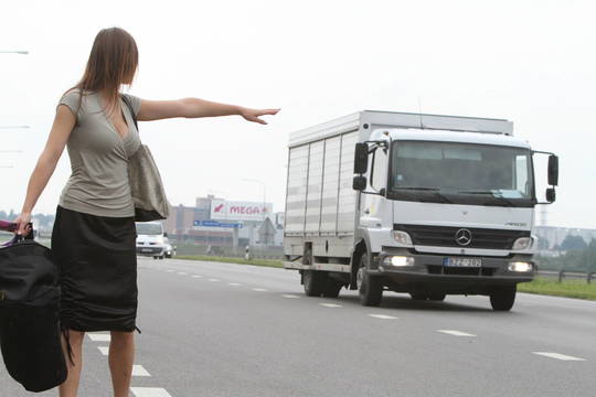 To dar nebuvo: stabdė pakeleivingus automobilius ir gavo baudą