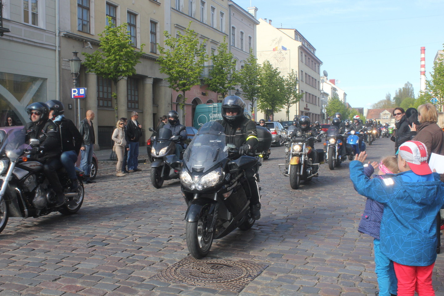 Žmonės sveikino motociklininkus.<br>A.Pilaitienės nuotr.