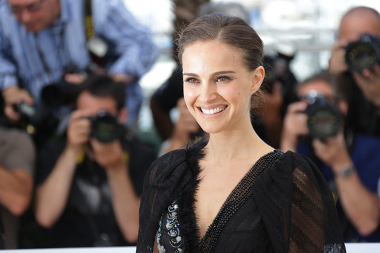 Natalie Portman nesikuklina: suknelė nepridengė apatinių