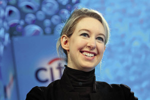 Jauniausios milijardierės E. Holmes sėkmė slypėjo kraujo laše