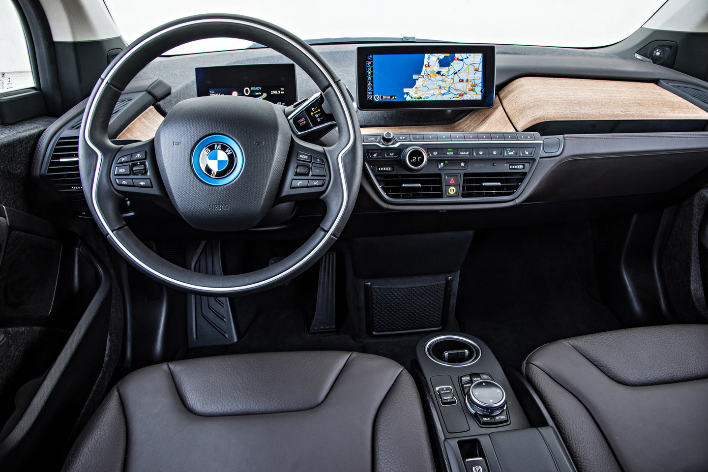 BMW i3 neįprastai atrodo ir viduje.<br>Gamintojo nuotr.