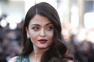Aktorės Aishwarya Rai makiažas nepaslėpė paraudusių akių