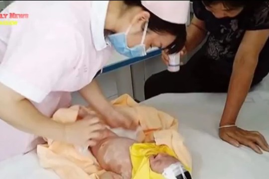 Gyvą naujagimį palaidoję kinai dabar siekia jį susigrąžinti