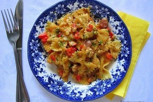 Vakarienė per pusvalandį: makaronai su rūkytomis dešrelėmis