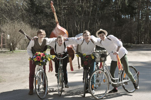 Folkroko grupė „Kūjeliai“ pristato pirmąjį vaizdo klipą