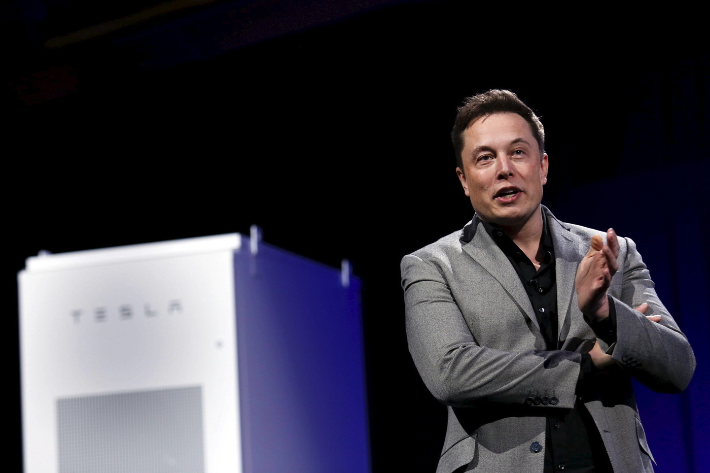 JAV-Kanados inovatorius E.Muskas paskelbė apie naują savo valdomos kompanijos „Tesla Motors“ gaminį, sukėlusį didžiulį susidomėjimą visame pasaulyje: akumuliatorius namams bei įmonėms.