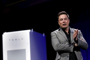„Tesla Motors“ elektros akumuliatorius jau regi ir įmonėse