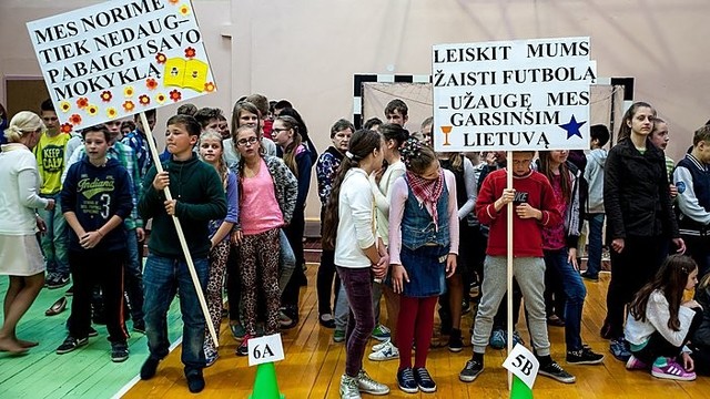 Fabijoniškių mokiniai politikų prašė leisti baigti mokyklą