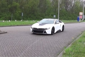 Gudrus BMW i8 savininkas numerius paslepia per akimirką
