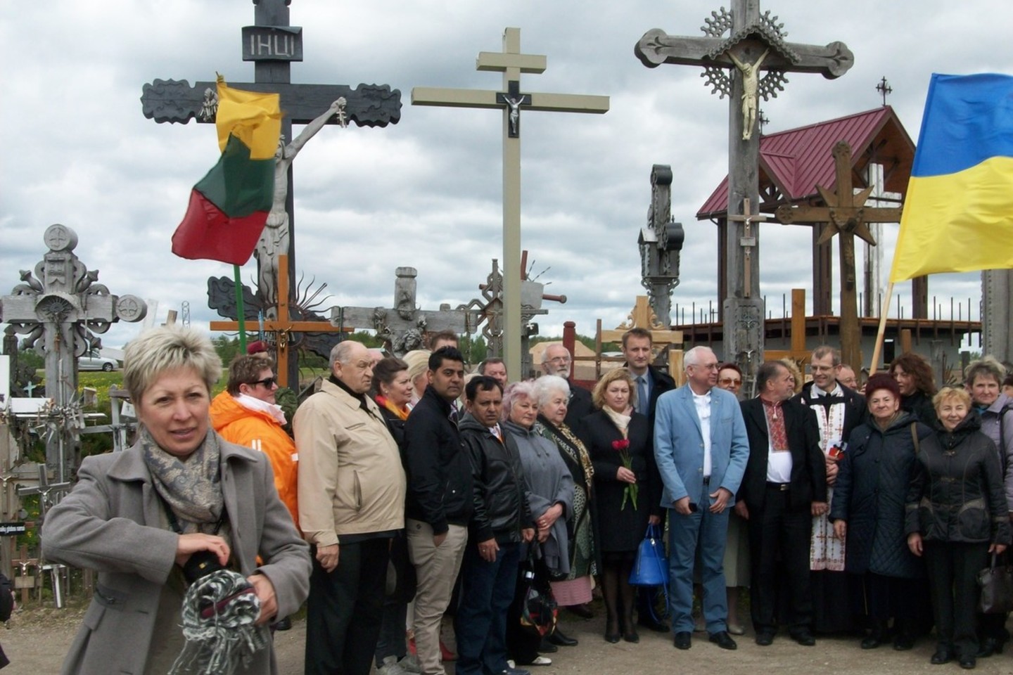 Ukrainos ambasadorius Kryžių kalne dalyvavo ukrainiečių bendruomenės kryžiaus, skirto žuvusiems Ukrainos kariams ir taikiems gyventojams pastatyme bei jo pašventinime.<br>Šiaulių NVOK nuotr.