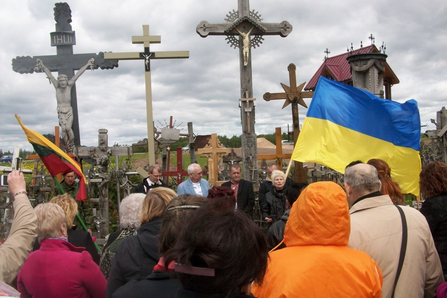 Ukrainos ambasadorius Kryžių kalne dalyvavo ukrainiečių bendruomenės kryžiaus, skirto žuvusiems Ukrainos kariams ir taikiems gyventojams pastatyme bei jo pašventinime.<br>Šiaulių NVOK nuotr.