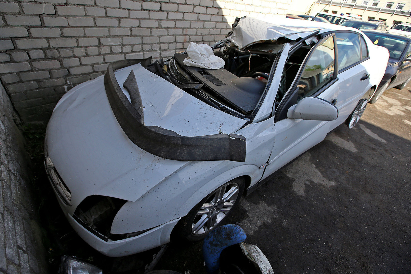 Per avariją nebepataisomai sulamdyti ir „Opel Vectra“, ir „Mercedes Benz Unimog“.<br>G.Šiupario nuotr.