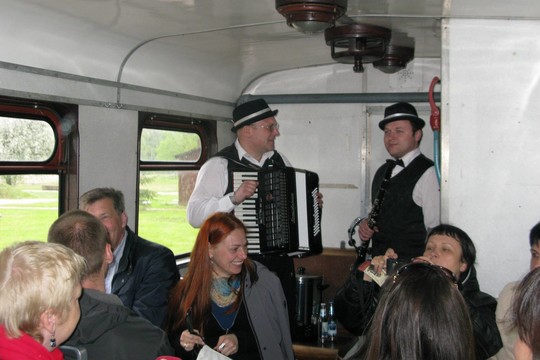 Traukinuko keliautojus neretai linksmina kolektyvas „Nešpėtni bernai“.<br>E.Grižibauskienės nuotr.