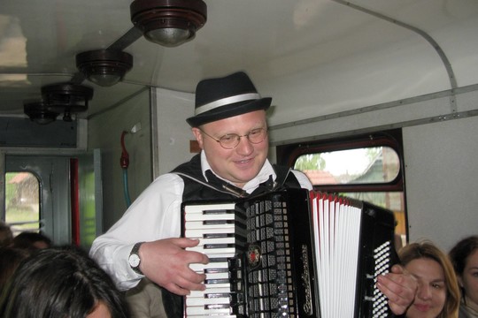 Traukinuko keliautojus neretai linksmina kolektyvas „Nešpėtni bernai“. Akordeonistas Justinas Kanaporis.<br>E.Grižibauskienės nuotr.