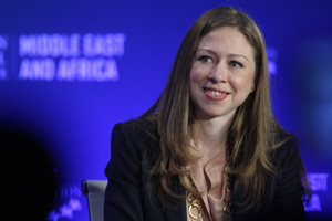 Chelsea Clinton stengiasi išsivaduoti iš garsių tėvų šešėlio