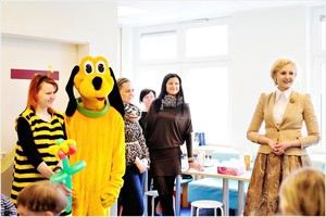 Vėžiu sergančius vaikus linksmino šuo Plutas ir bitutė Moneta