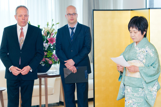 R.Vaitkui Japonijos ambasadoje įteiktas „Tekančios saulės ordinas su aukso spinduliais ir juosta“.<br>T.Bauro nuotr.
