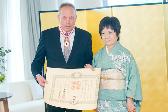 R.Vaitkui Japonijos ambasadoje įteiktas „Tekančios saulės ordinas su aukso spinduliais ir juosta“.<br>T.Bauro nuotr.