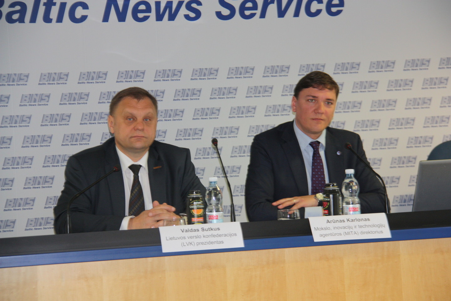 MITA direktorius Arūnas Karlonas (dešinėje) ir Lietuvos verslo konfederacijos (LVK) prezidentas Valdas Sutkus.