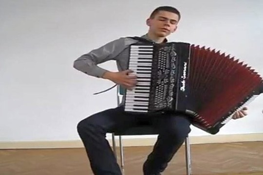 Vaikinas dainą „This Time“ sugrojo akordeonu
