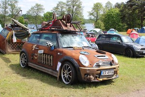 Į Zaraso ežero salą suplūdo šimtai „Mini“ automobilių