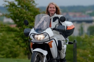 Motociklininkei R.Žemaitienei aistra konservuoti agurkų netrukdo