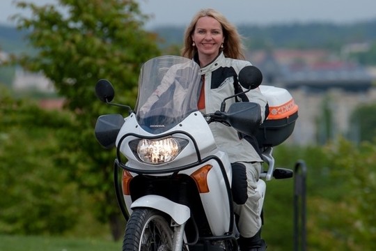 Motociklininkei R.Žemaitienei aistra konservuoti agurkų netrukdo