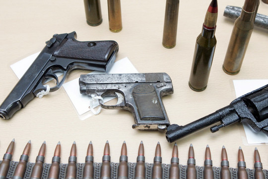 Elektrėnuose vaikinai įkliuvo su kvaišalais ir ginklais