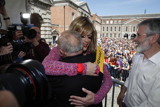 Airijos rinkėjai triuškinamai pritarė pasiūlymui įteisinti tos pačios lyties porų santuokas.<br>AP nuotr.