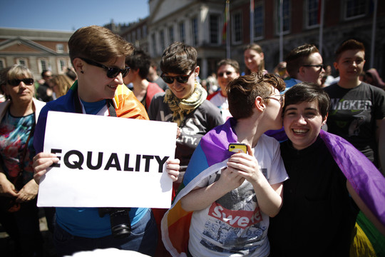 Airijos rinkėjai triuškinamai pritarė pasiūlymui įteisinti tos pačios lyties porų santuokas.<br>AP nuotr.