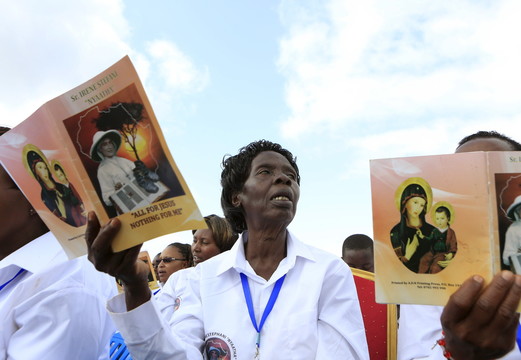 Dešimtys tūkstančių katalikų šeštadienį meldėsi Kenijos mieste Neryje vienos italės vienuolės beatifikacijos ceremonijoje.<br>Reuters/Scanpix nuotr.