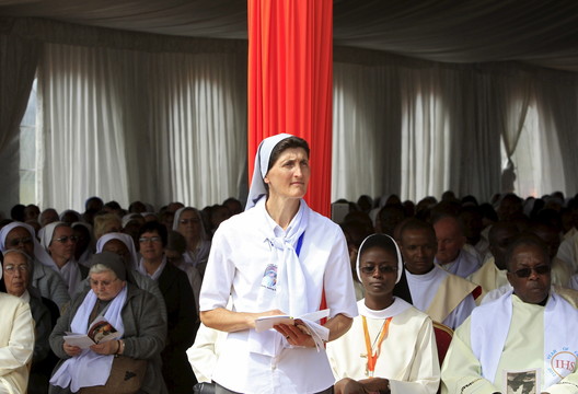 Dešimtys tūkstančių katalikų šeštadienį meldėsi Kenijos mieste Neryje vienos italės vienuolės beatifikacijos ceremonijoje.<br>Reuters/Scanpix nuotr.