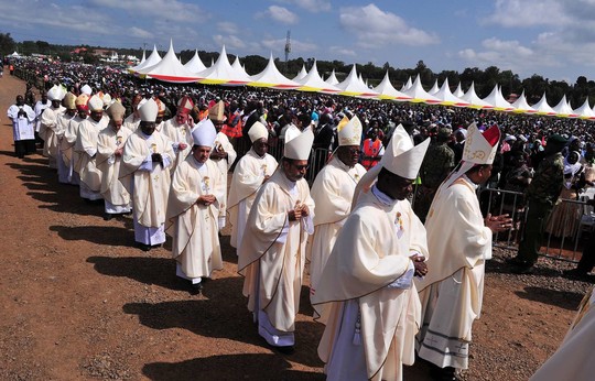 Dešimtys tūkstančių katalikų šeštadienį meldėsi Kenijos mieste Neryje vienos italės vienuolės beatifikacijos ceremonijoje.<br>AFP/Scanpix nuotr.