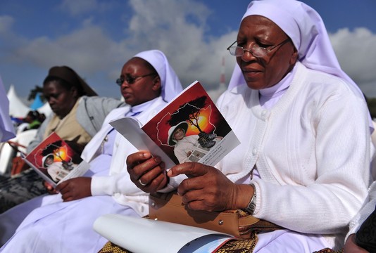 Dešimtys tūkstančių katalikų šeštadienį meldėsi Kenijos mieste Neryje vienos italės vienuolės beatifikacijos ceremonijoje.<br>AFP/Scanpix nuotr.