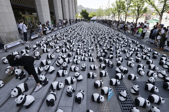 Seule „vieši“ 1,6 tūkst. popierinių prancūzo sumanytų pandų.<br>AP nuotr.