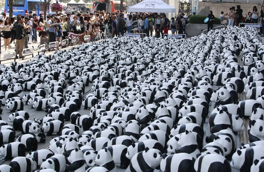 Seule „vieši“ 1,6 tūkst. popierinių prancūzo sumanytų pandų.<br>AP nuotr.