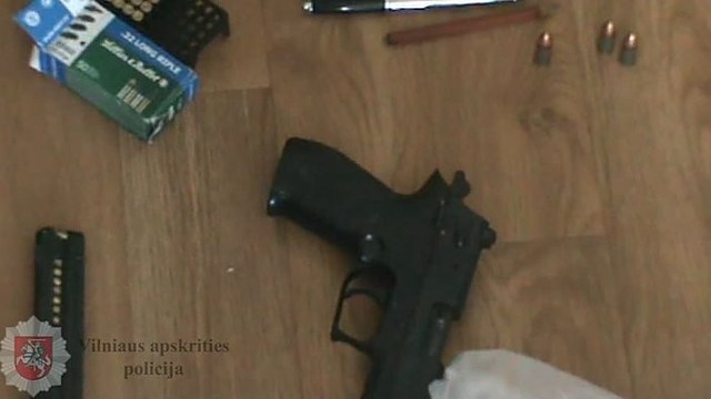 Vaikinų krepšiuose koviniai ginklai, kišenėse – narkotikai