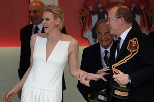 Elegantiškoji Monako kunigaikštienė Charlene žiba ir prie mašinų