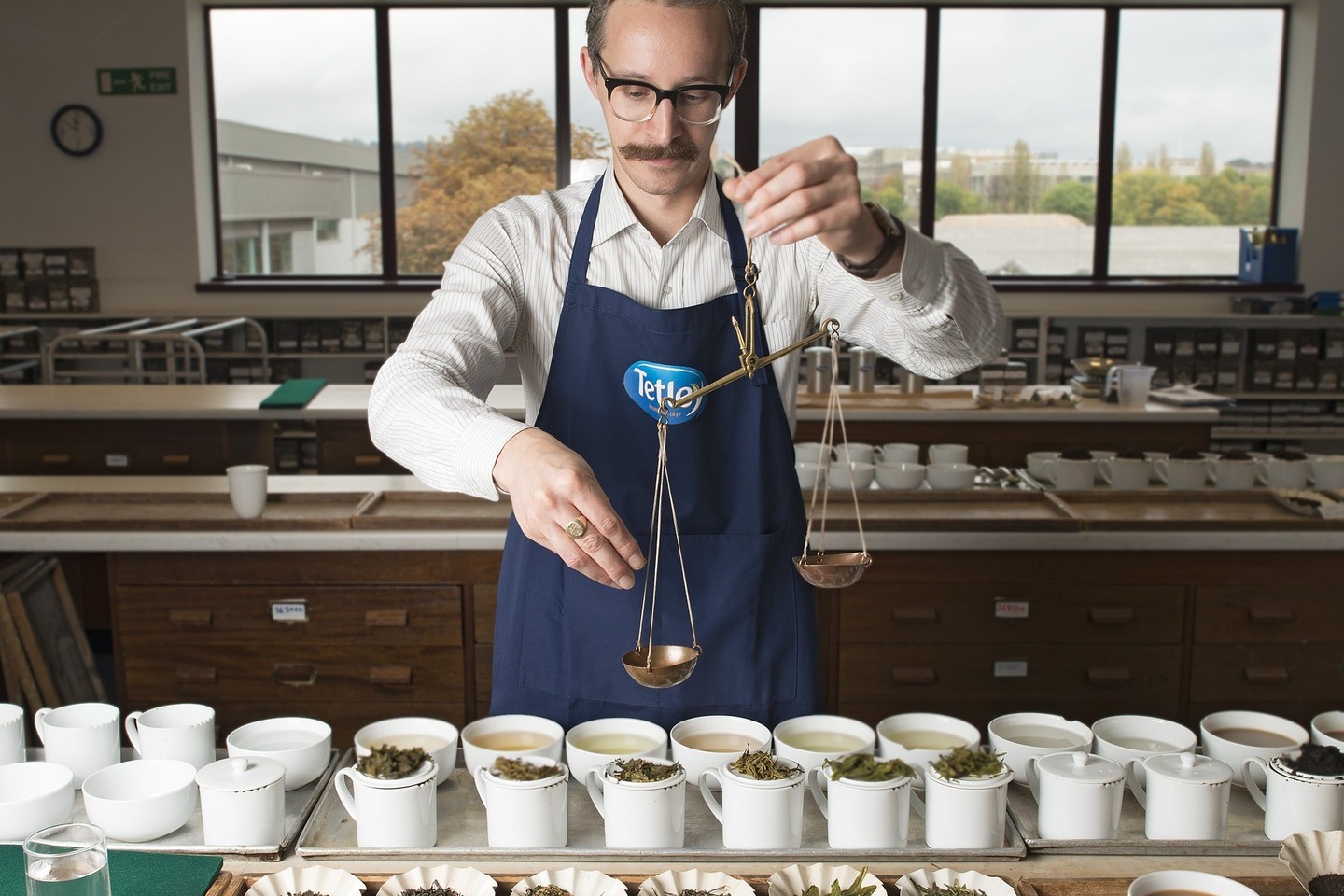 S.Michaelisas penkerius metus mokėsi arbatos maišymo meno.<br>ViDA Press nuotr.