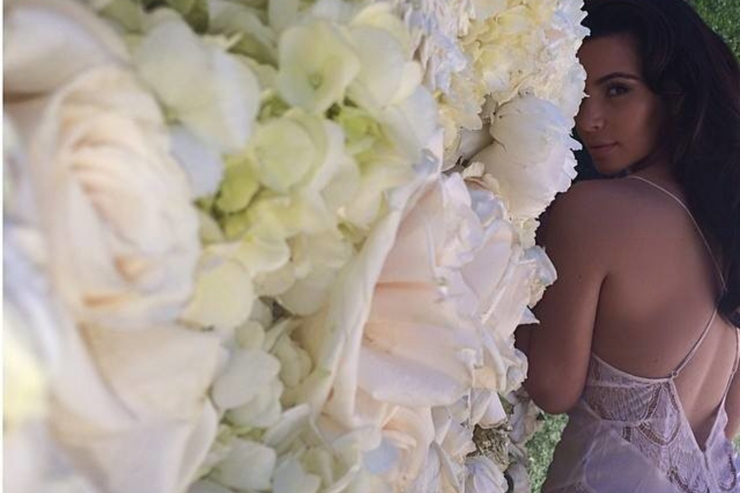 Baltų rožių, hortenzijų ir bijūnų siena – tokia dovana laukė praėjusiais metais per Motinos dieną.<br>„Facebook“ nuotr.