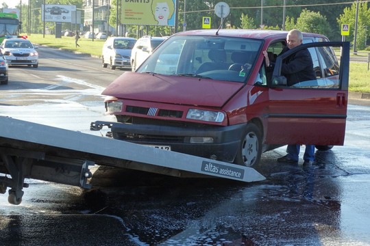 Kauno sankryžoje neprasilenkė du automobiliai, sužalota moteris
