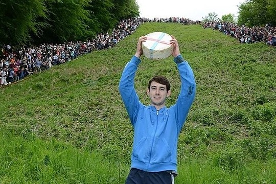 Didžiojoje Britanijoje – kasmetinė sūrio ridenimo šventė