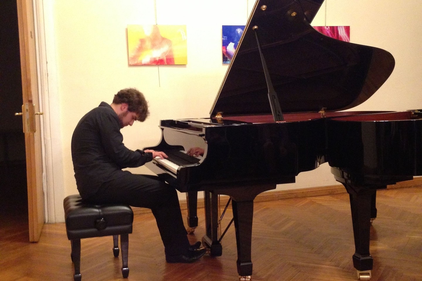 J.Baltrušaičio namuose Maskvoje jaunas pianistas L.Geniušas atliko kūrinius, kuriuos skambins per XV Tarptautinį P.Čaikovskio konkursą.<br>A.Nikolajenko nuotr.