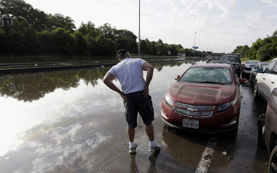 Potvyniai sujaukė miesto gyvenimą ir padarė nuostolių.<br>AP nuotr.