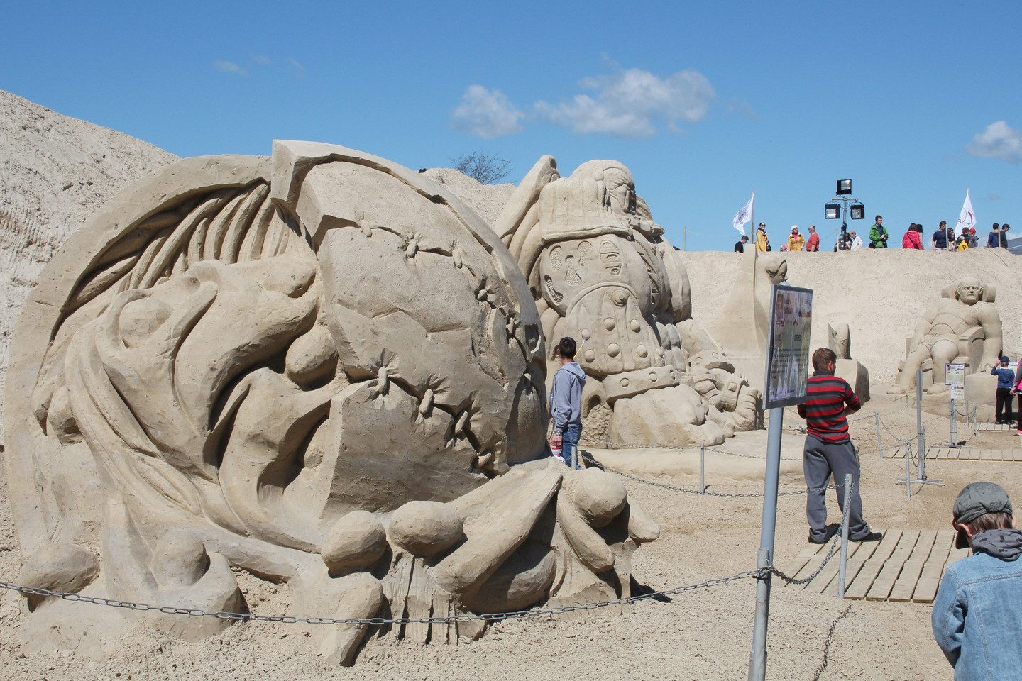 Smėlio skulptūras kūrė komisijos atrinkti menininkai iš dvylikos šalių.<br>R.Vitkaus nuotr.